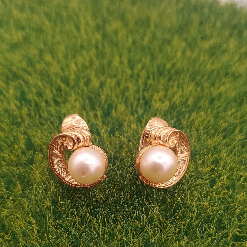 Elegant Gold Tone and Pearl Clip On Earrings E158